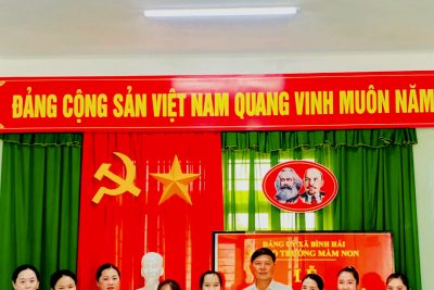 LỄ KẾT NẠP ĐẢNG VIÊN MỚI VÀ TRAO QUYẾT ĐỊNH CÔNG NHẬN ĐẢNG VIÊN CHÍNH THỨC